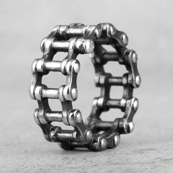 Anello con catena meccanica stile industriale
